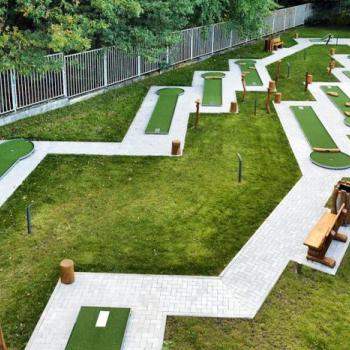 Minigolf u koupaliště Sletiště